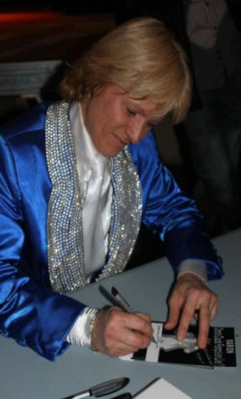 Sosie de Claude François dédicaçant un autographe